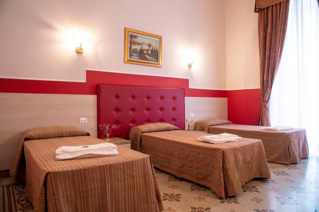 Hotel Domus Napoleone à Rome Extérieur photo