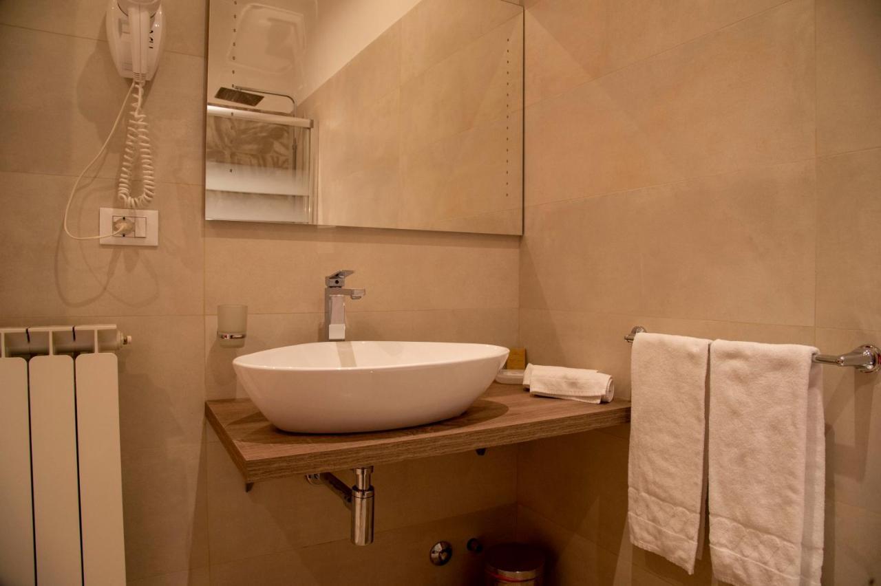 Hotel Domus Napoleone à Rome Extérieur photo